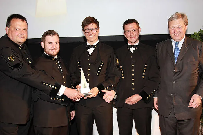 Kategorie Vorbildliche Projekte: Gewinner Breitenfeld Edelstahl GmbH: Gilbert Krenn, Florian Schneller, Daniel Janz und Andreas Graf von der Breitenfeld Edelstahl GmbH, Laudator Nikolaus Juhász – Leiter der BKS Bank-Direktion Steiermark