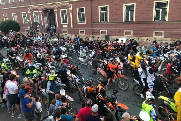 Um 19 Uhr begann der Sturm vom Erzberg herunter loszurollen. Hunderte Fahrer und Fans auf ihren Motorrädern brettern durch die Stadt