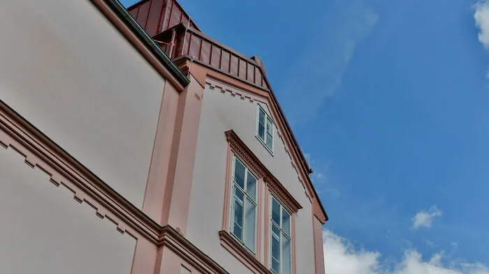 Die Giebelwand auf der Südseite des Hauses wirkt von unten betrachtet kaum verändert