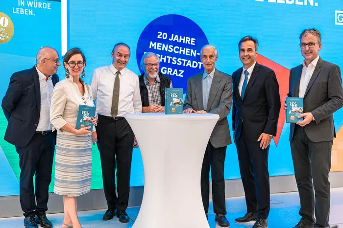 Ein paar der Autorinnen und Autoren aus der "Menschenrechtscommunity": Hans Putzer, Barbara Stelzl-Marx, Günther Ebenschweiger, Wolfgang Benedek, Alfred Stingl (im Buch in Interview-Form vertreten) und Siegfried Nagl mit Styria-Verlags-Chef Matthias Opis.