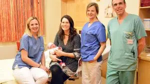 Amanda Eder freut sich über die Geburt von Tochter Viktoria. Sie wurde von Hebamme Bettina Steindorfer (links) begleitet. Primarius Freydun Ronaghi stattete den Damen einen Besuch ab 