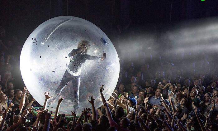 Ein Bild von 2017: Die Flaming Lips brachten die Plastikblasen schon vor Corona zum Einsatz