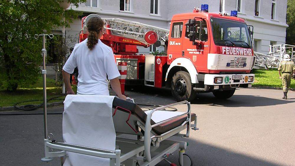 Der Transport von Patientinnen und Patienten ist für die Rettungskräfte oft sehr fordernd
