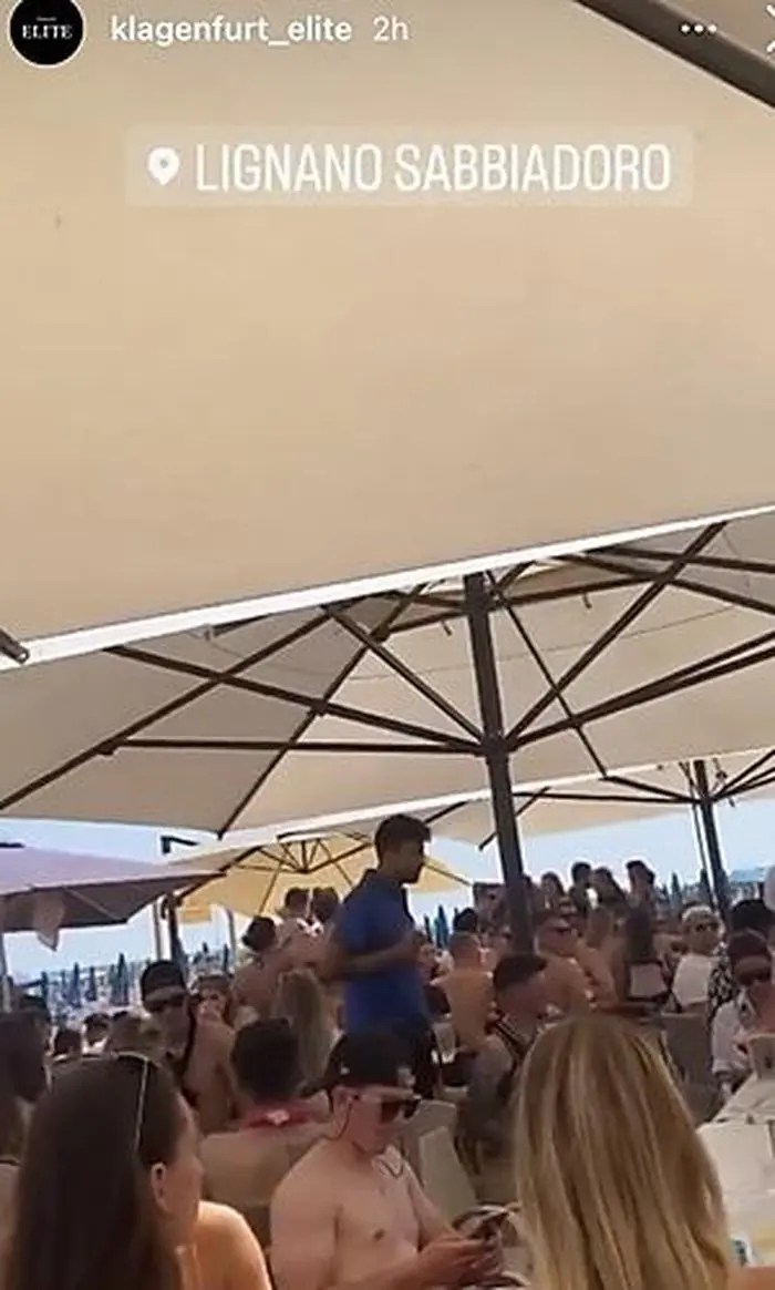 Die Strandbars sind am Freitag schon gut gefüllt 