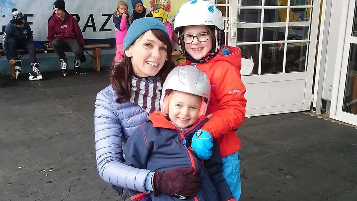 Johanne (Mitte) und ihre Schwester Marlene waren mit ihrer Mutter Monika am Karmeliterplatz Eislaufen.