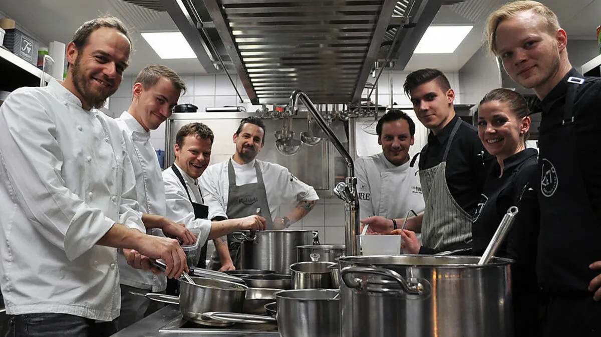 Gerhard Fuchs (3.v.l.) rief und alle folgten: Zum Jubiläum "15 Jahre 3 Hauben" standen auch vier ehemalige Sous-Chefs gemeinsam am Herd