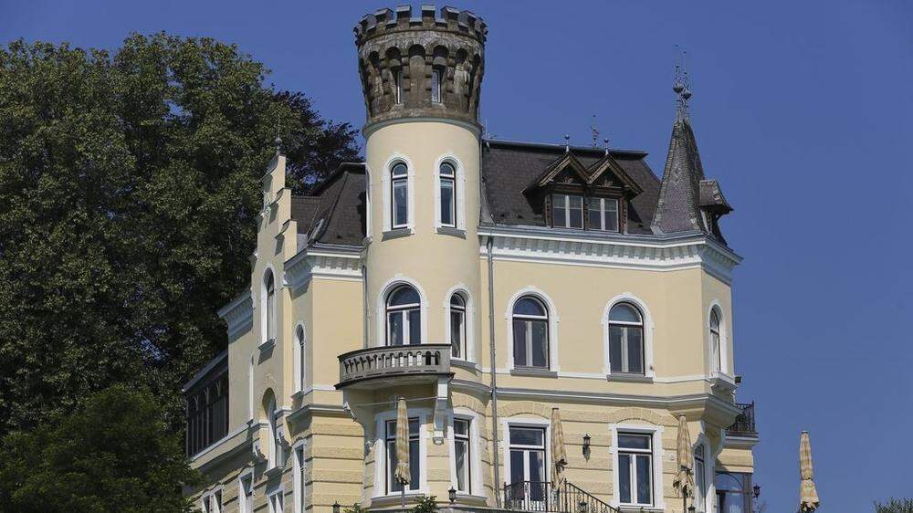 Schloss Reifnitz wurde im Jahr 2005 von der Gemeinde Maria Wörth an Investor Frank Stronach verkauft.