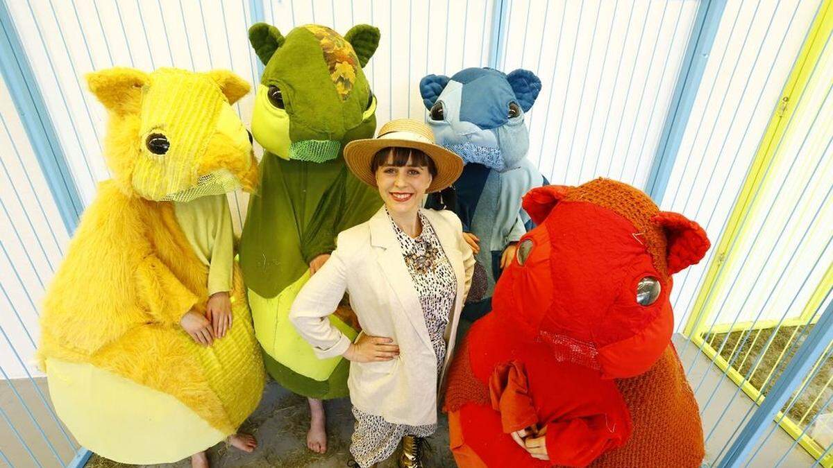 Zooleiterin Tina Liebhardt (Spielleiterin Nora Winkler) mit den vier Hamster-Darstellern.