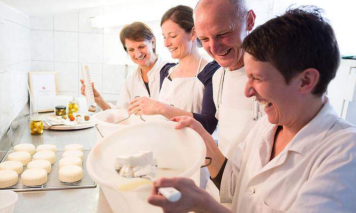          Im Rahmen von Slow Food Alpe Adria werden Workshops zur Käse-Herstellung angeboten