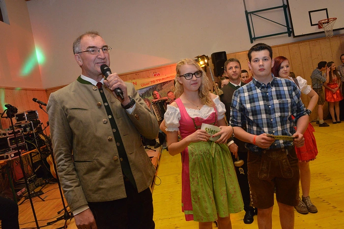 Direktor Johannes Leitner hält die Begrüßungsrede.