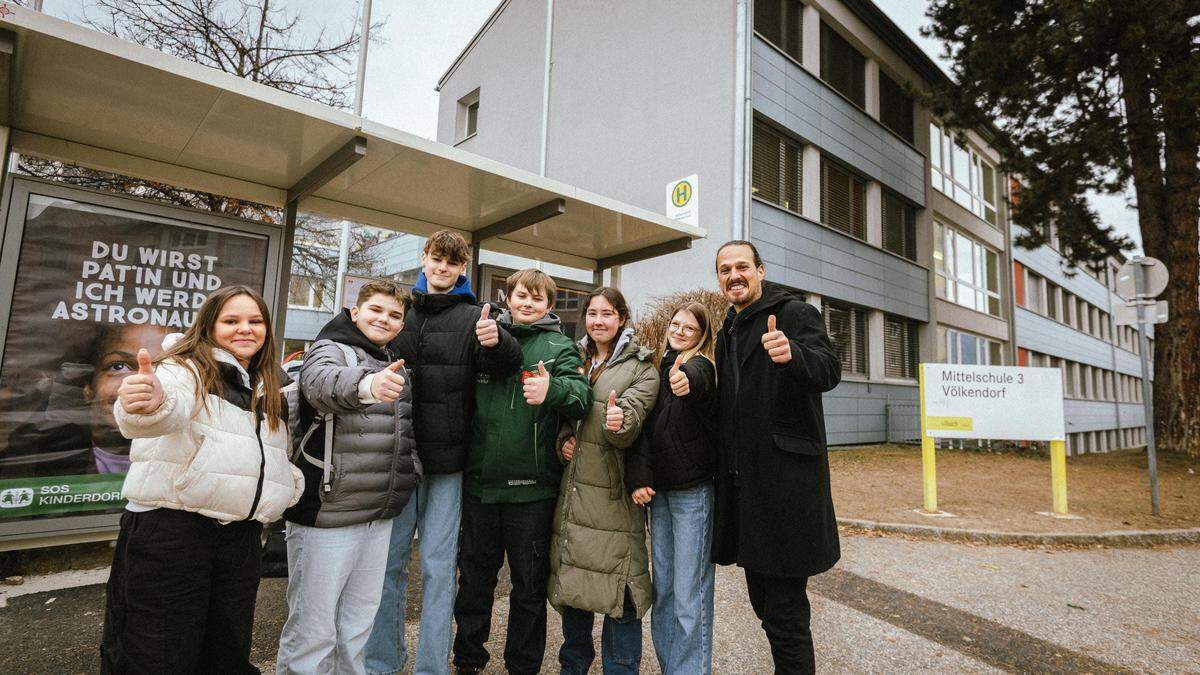 Eines der neuen Wartehäuschen entstand direkt bei der Mittelschule Völkendorf