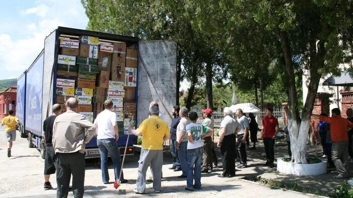 Bis oben hin waren die Lkw mit Bananenschachteln voller Spenden gefüllt.
