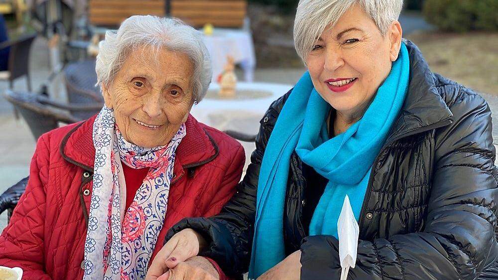 Hilde Diwald (93) kann endlich wieder die Hand von Tochter Irmgard halten