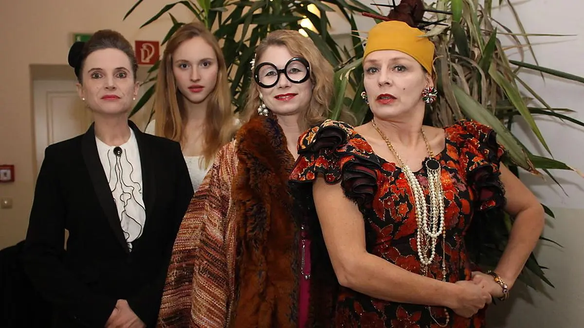 Monika und Jana Thomaschütz, Haluschan-Springer, Klimbacher (von links) vor der Aufführung	