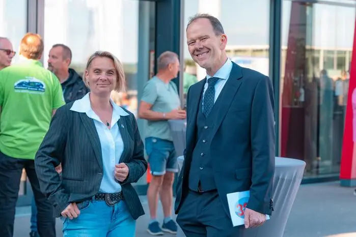 Das wurde groß aufgezogen. Das Betriebsgelände war voll mit Besucherinnen und Besuchern. Hier Geschäftsführer Christian Harb mit der Weizer Bürgermeisterin Bettina Bauernhofer.
