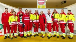 Philipp Forstner (4. v. r.) und das Team der Hauptsanitätsstelle am Servicedeck der Planai