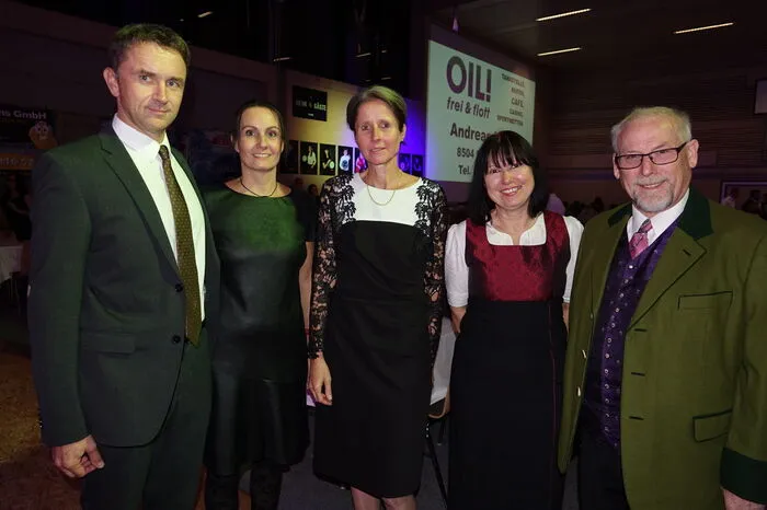 Dir. Christian Sametz mit Gattin, die Jahrgangsvorstände Lieselotte Riedl-Haidenthaller und Elke Rößler sowie Bgm. Johann Mayer