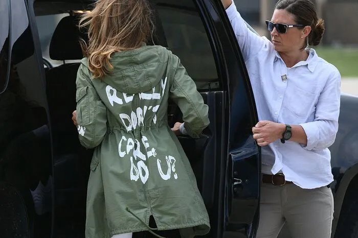 Etwa trug sie im Juni auf der Reise von und zu Flüchtlingskindern an der mexikanischen Grenze eine Jacke mit dem Schriftzug, "Es ist mir wirklich egal - und Euch?" ("I really don't care - Do u?")