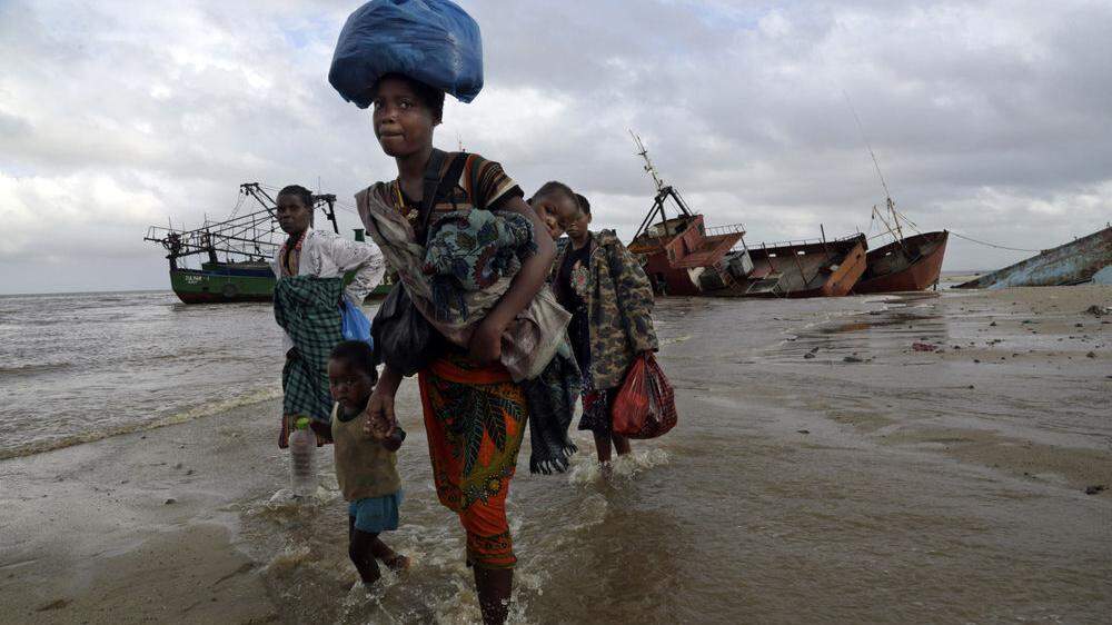 Wasser wird immer kostbarer - zu viel davon ist aber genauso verheerend, Frauen aus Mosambik fliehen vor den Wassermassen