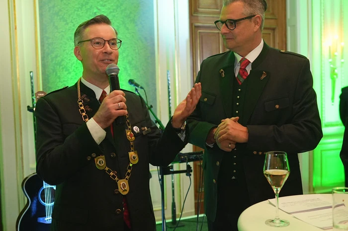 Vor Ball-Beginn begrüßte Großbauer Klaus Weikhard geladene Gäste im Blauen Salon