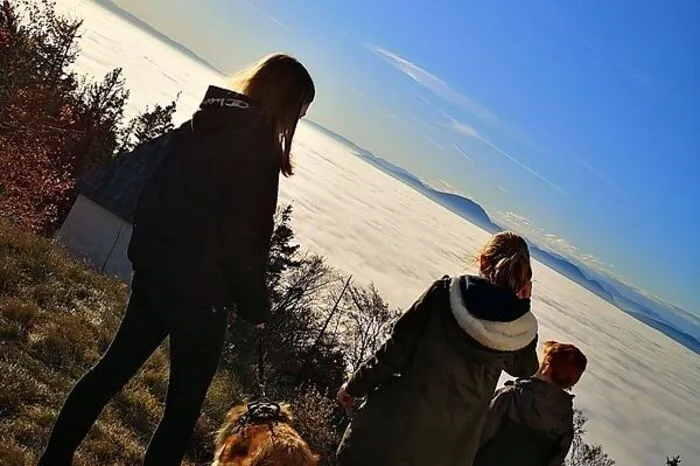 Einen wunderschönen Ausblick vom Kulm auf das Nebelmeer mit ihren drei Kindern und Hund Rocko hat Angelika Leonhard aus Burgau festgehalten.
