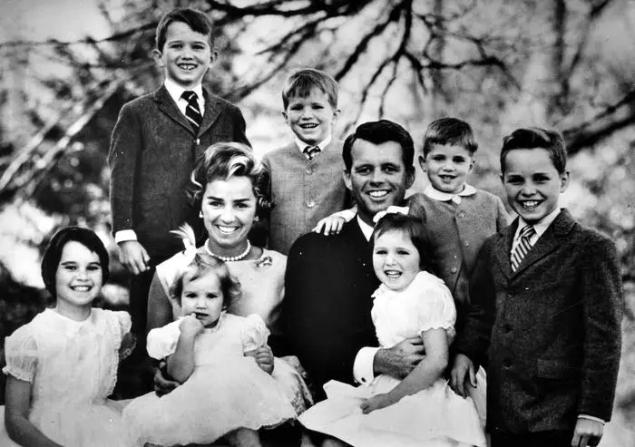 Attorney General Robert Kennedy and his wife, Ethel, pose with their 7 children in this family portrait. The boys (left to right) are Roberts Jr, David, Michael and Joe Jr. The girls are (lower left), Kathleen, Kerry (on her mother s lap) and Mary Courtney (on her father s lap). 18 January 1962, Alexandria Virginia United States Copyright: Topfoto PUBLICATIONxINxGERxSUIxAUTxONLY !ACHTUNG AUFNAHMEDATUM GESCHÄTZT! UnitedArchives1327085  