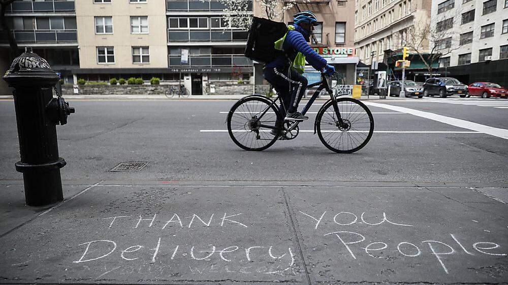 Straßenszene in New York: Auf den Asphalt hat jemand einen Dank an die Fahrradboten geschrieben.