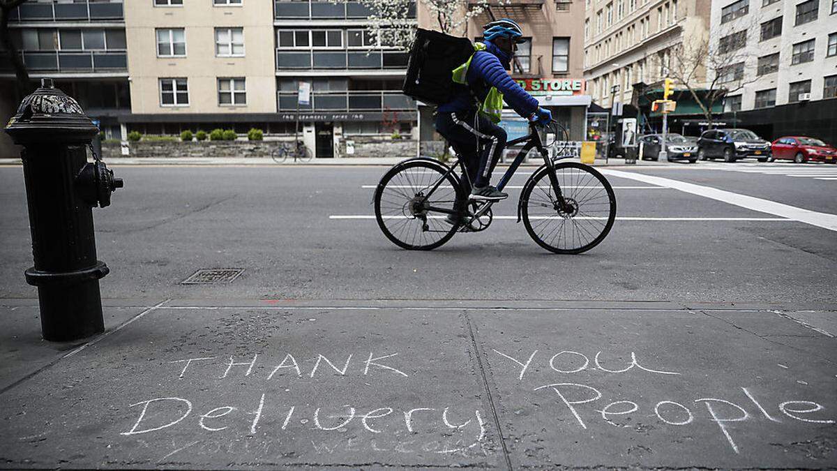 Straßenszene in New York: Auf den Asphalt hat jemand einen Dank an die Fahrradboten geschrieben.