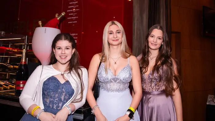Strahlende Gesichter bei den zahlreichen Gästen des Balls
