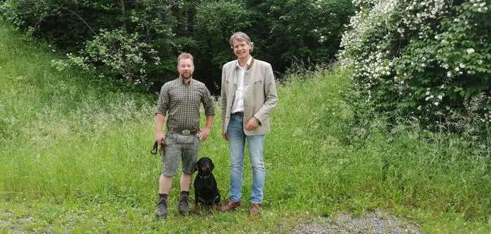 Berufsjäger Mayerdorfer und LAK-Präsident Sucher (r.)