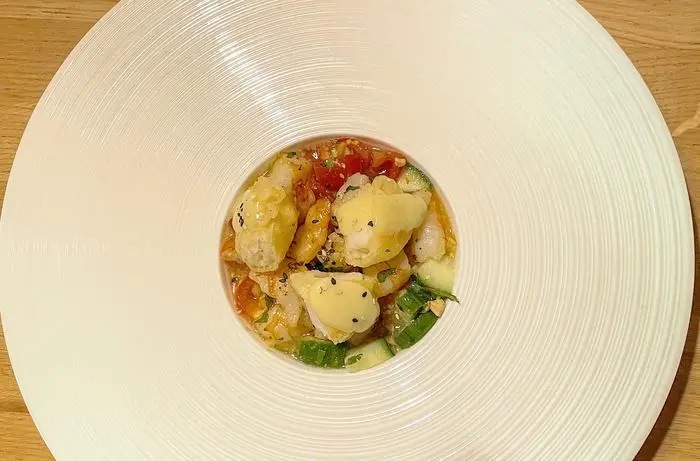 Garnele „Thai Style“ mit Gurke, Erdnuss, Chili, Koriander und Wasabi.