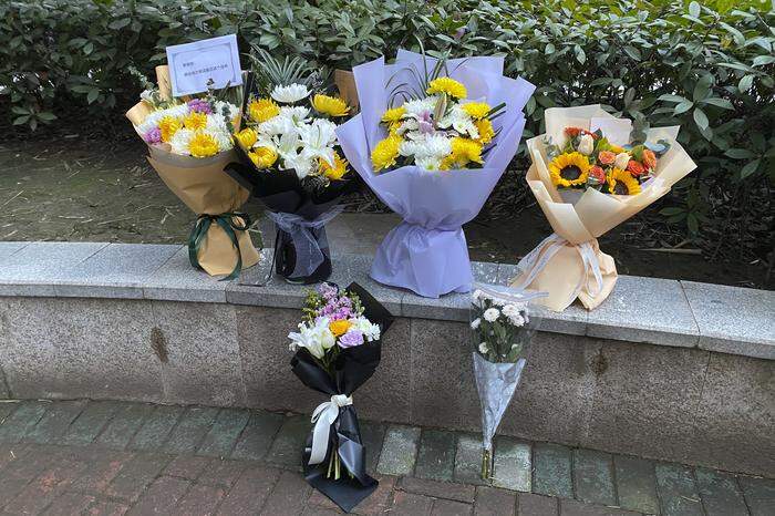 Blumen vor dem Krankenhaus, in dem Li Wenliang arbeitete und wo er sich den tödlichen Virus zuzog 