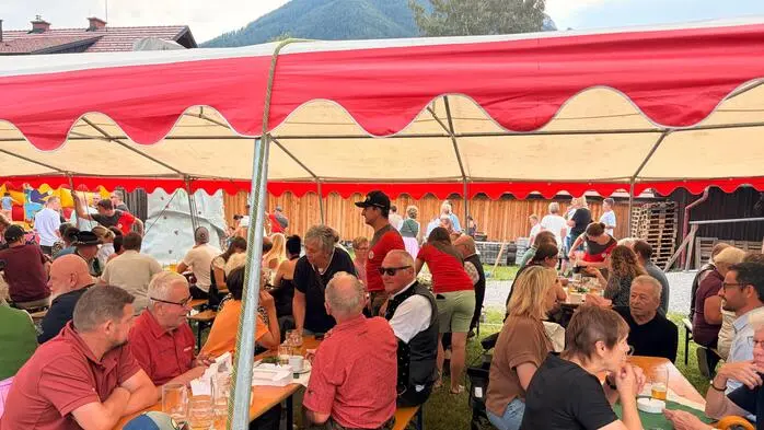 Am Samstag lud die Tragößer Ortsstelle der Bergrettung zum 20. Mal zu ihrem Almfest. Zahlreiche Gäste folgten der Einladung in die Musikhalle und wurden dort kulinarisch und musikalisch verköstigt