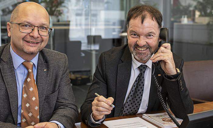 Steuerexperten der Arbeiterkammer am Montag am Kleine-Telefon: Bernhard Sapetschnig (rechts) und Joachim Rinösl