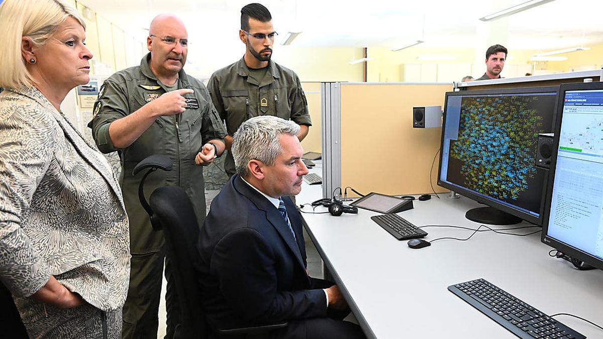 Kanzler Nehammer und Verteidigungsministerin Tanner zu Besuch im Bunker