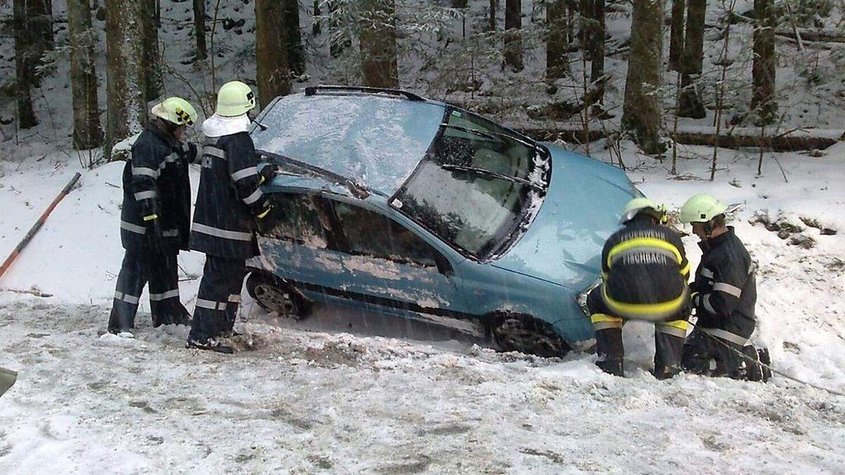 Die Freiwillige Feuerwehr Fischbach befreite das Ehepaar aus dem Wagen