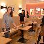 Café-Konditorei Rainer-Chefin Katharina Rainer-Valtiner mit ihren Mitarbeiterinnen beim Ausmessen der Tisch-Abstandsregeln. Am Freitag öffnen rund 100 Gastro-Betriebe in der Villacher Innenstadt