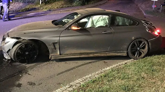 Am Fahrzeug entstand großer Sachschaden, der Lenker konnte sich selbst aus dem Unfallauto befreien