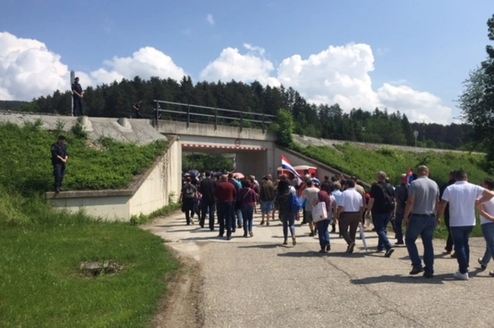 Nach der Kranzniederlegung, die ohne Zwischenfälle verlief,  folgte die Prozession auf das Loibacher Feld.