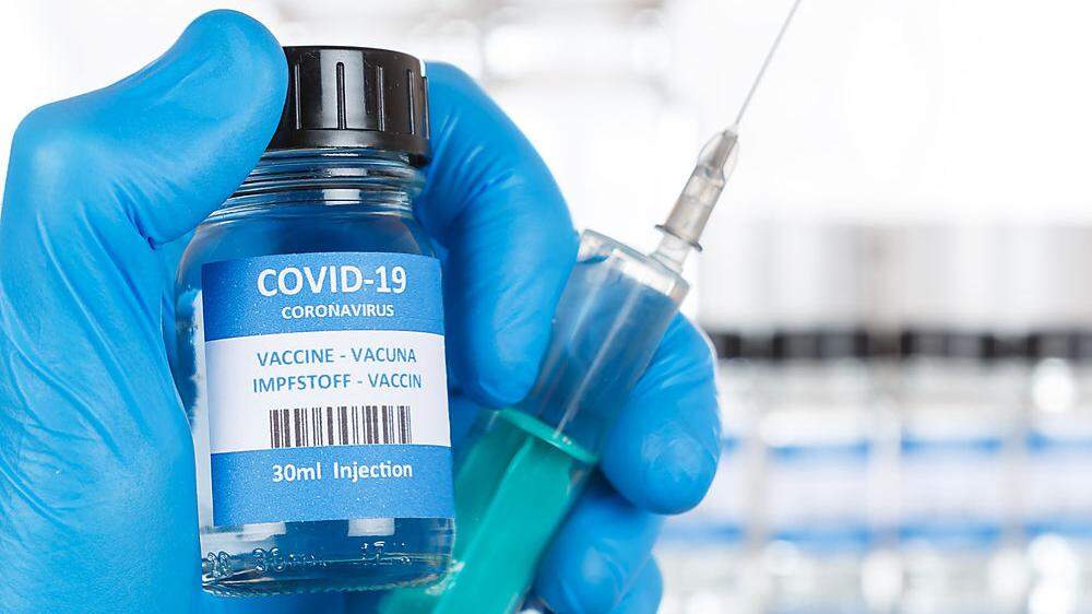 Coronavirus Vaccine bottle Corona Virus COVID-19 Covid vaccines syringe panoramic view copyspace copy space