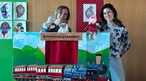 Anita Winkler mit ihrer Tochter Viktoria Winkler und ihrem Puppentheater „Erinnerungszauber“