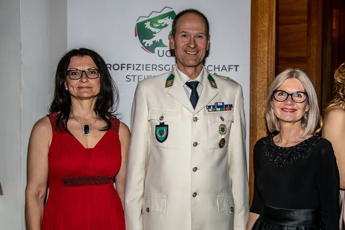 Ebenso die zweite Präsidentin des Landtags, Gabriele Kolar (rechts).