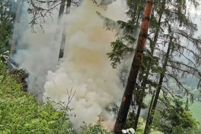 Beim Eintreffen am Brandherd stellte sich heraus, dass ein Blitz gleich zweimal an fast der gleichen Stelle eingeschlagen hat.