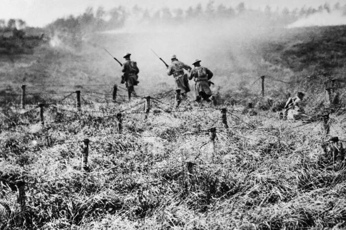 Der 11. November ist seit 1922 in Frankreich ein gesetzlicher Feiertag. Praktisch jede Gemeinde gedenkt der rund 1,4 Millionen getöteten französischen Soldaten mit Kranzniederlegungen und Ansprachen. In Frankreich gilt der Krieg auch heute noch als "la Grande Guerre", der große Krieg.