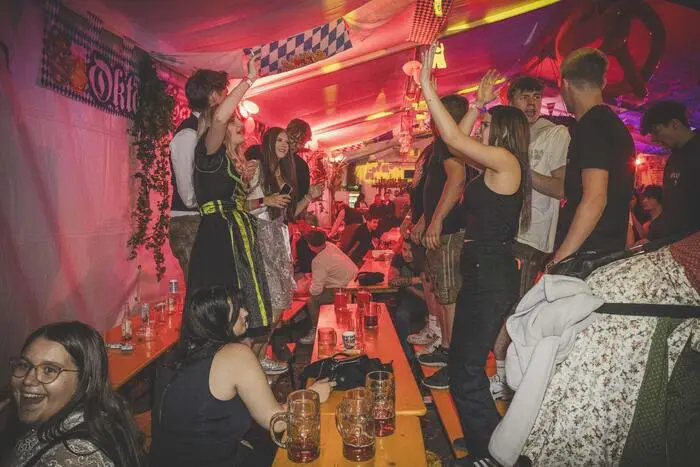 Das Festzelt füllte sich mit zahlreichen Feiernden.
