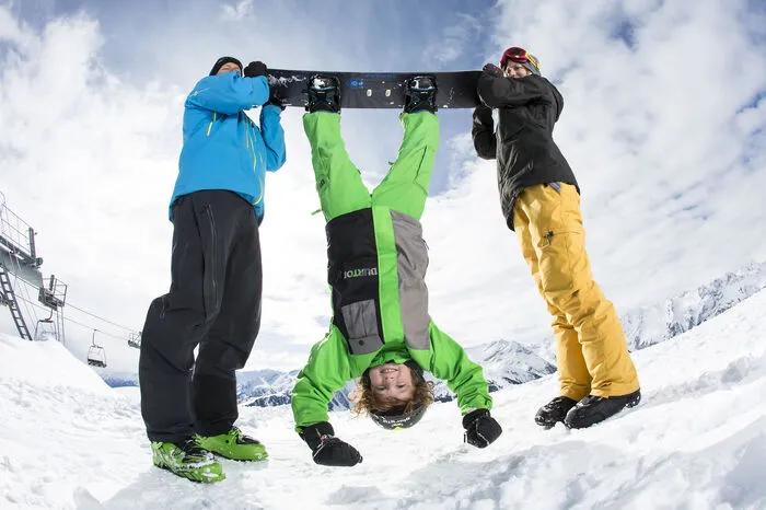 Zell am Ziller bildet den Einstieg in die Zillertal Arena – das größte Skigebiet im Tiroler Zillertal. Auf den über 140 Pistenkilometern findet sich auch die längste Talabfahrt Österreichs, die sich auf 1930 Höhenmeter erstreckt. Das breitgefächerte Angebot der Zillertal Arena reicht von klassischen Ski- und Snowboardkursen über abenteuerliche Freeride-Touren bis hin zum beeindruckenden Heliskiing. Preislich können besonders die Anfänger-Skikurse für Kinder und Erwachsene überzeugen. Für die Kleinsten (3-5 Jahre) gibt es einen Kinderhort, in dem sie erste Erfahrungen auf Skiern sammeln und an lustigen Schneespielen teilnehmen können. Skikurse für Kinder: ab 40 Euro (4 Stunden/Tag) Skikurse für Erwachsene: ab 40 Euro (4 Stunden/Tag) Tageskarte: Erwachsene 53,50 Euro/Kinder 24,10 Euro 