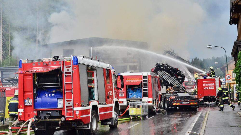290 Feuerwehrleute von 22 Wehren bekämpften Großbrand im Gailtal