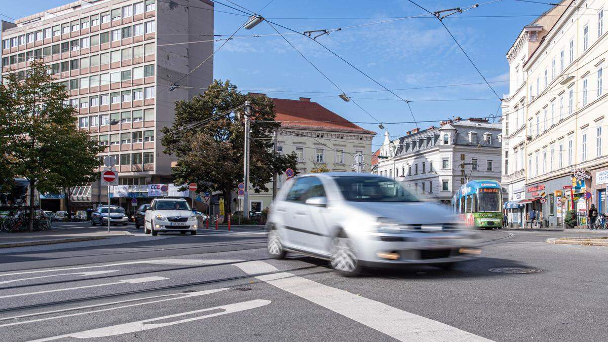 Keine Ampel auf der Ostseite, dafür zwei Straßenbahnen und jede Menge Pkw und Radfahrer:  Der Dietrichsteinplatz in Graz (Sujetbild) gilt für viele als &quot;Angstgegner&quot;