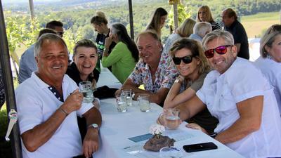 Bei sommerlichem Flair genossen die Gäste regionalen Wein 
