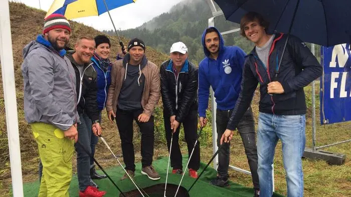 Frei nach dem Motto: "Es gibt kein schlechtes Wetter, nur schlechte Kleidung" trotzten doch einige Hobby-Golfer dem Regenwetter.